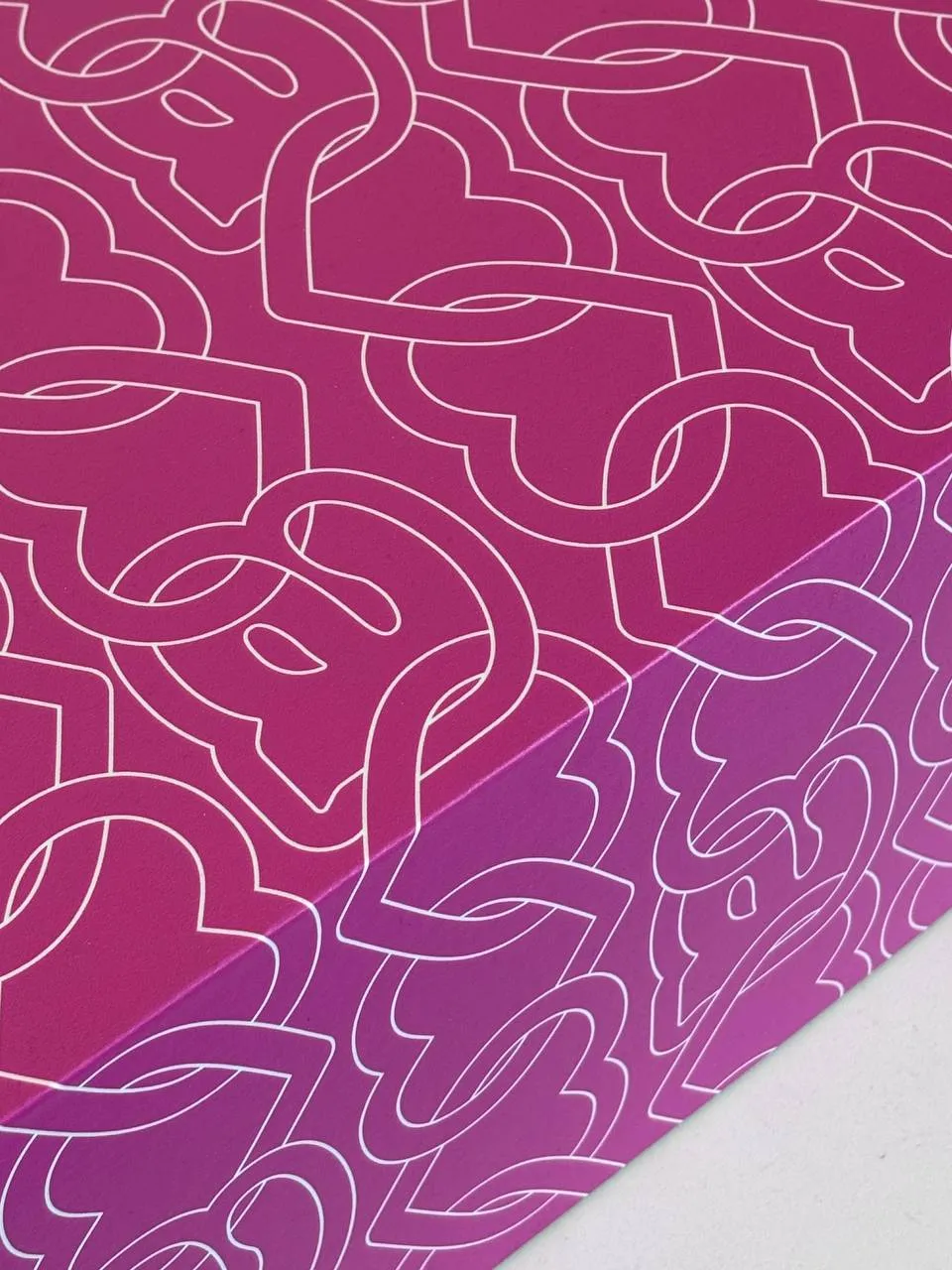 Подарочный бокс с уникальным паттерном на заказ — брендированная упаковка корпоративного мерча, Москва